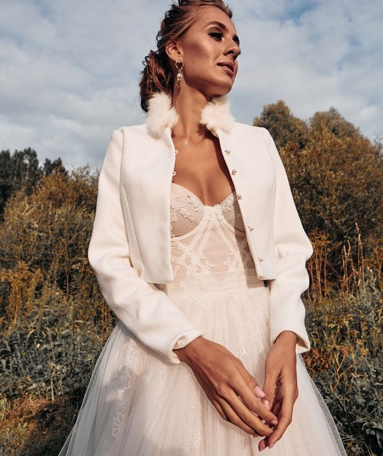 Белый жакет с мехом на воротнике