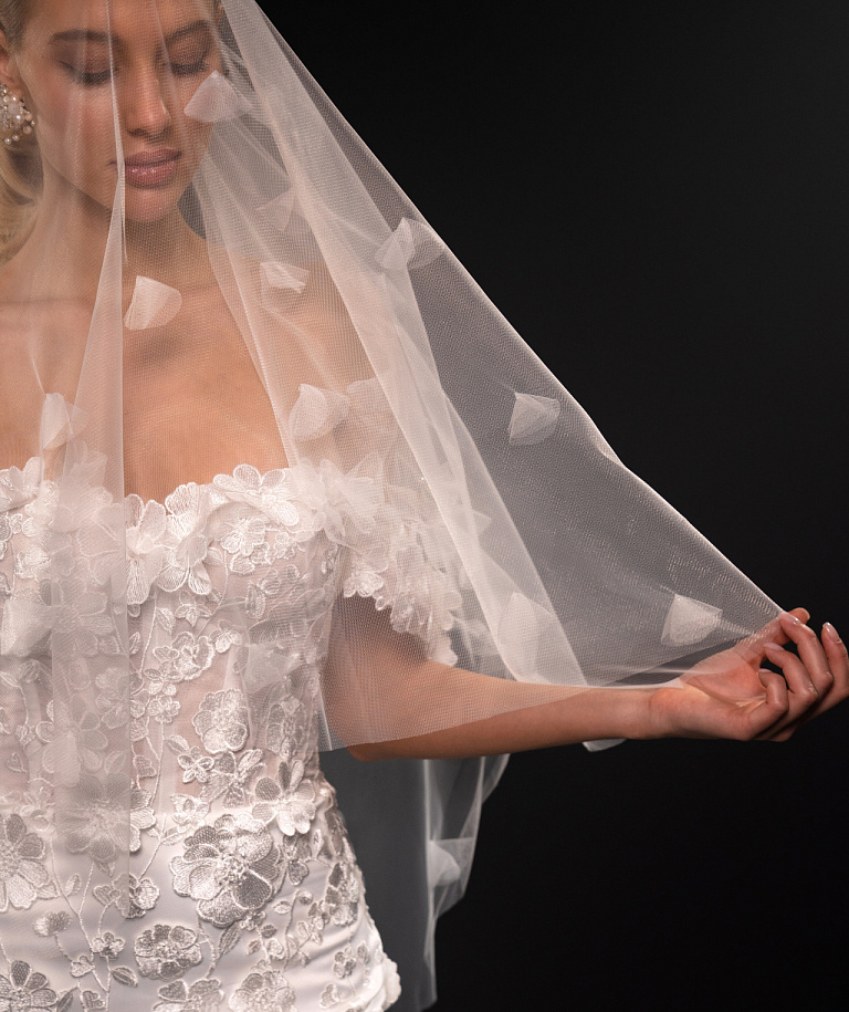 Роскошное свадебное платье с объемным кружевом