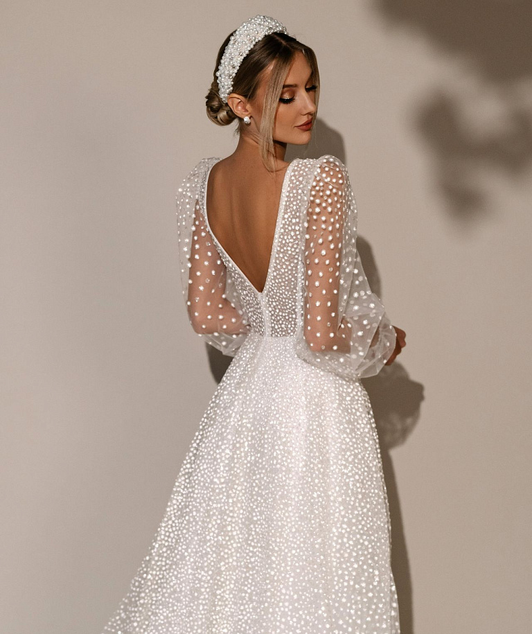 Сверкающее свадебное платье с рукавами и открытой спиной