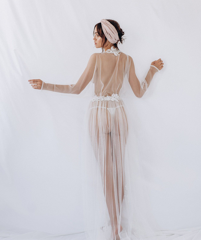 Прозрачный пеньюар с красивым кружевом