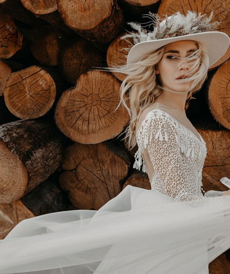 Красивое свадебное платье бохо с кружевными рукавами