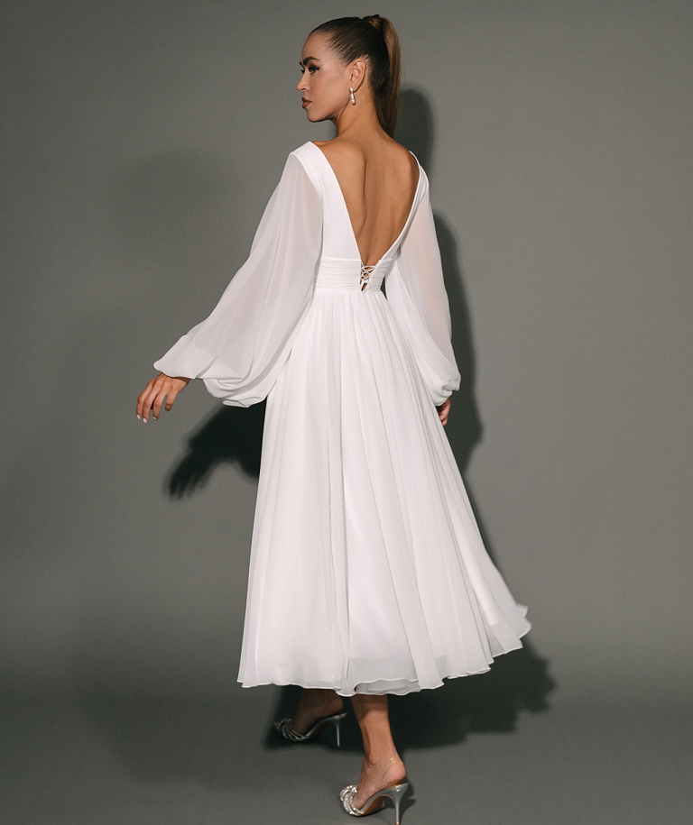 Шифоновое свадебное платье с декольте и рукавами