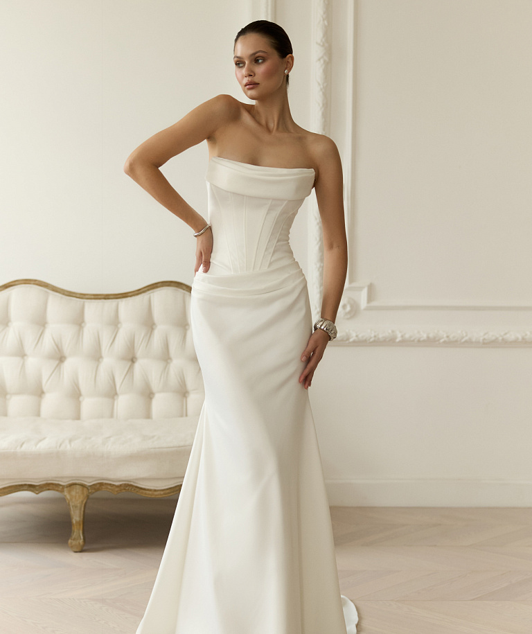 Атласное свадебное платье со съемными жемчужными бретелями