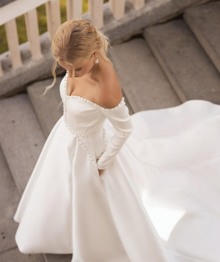 Атласное свадебное платье с рукавами и открытыми плечами