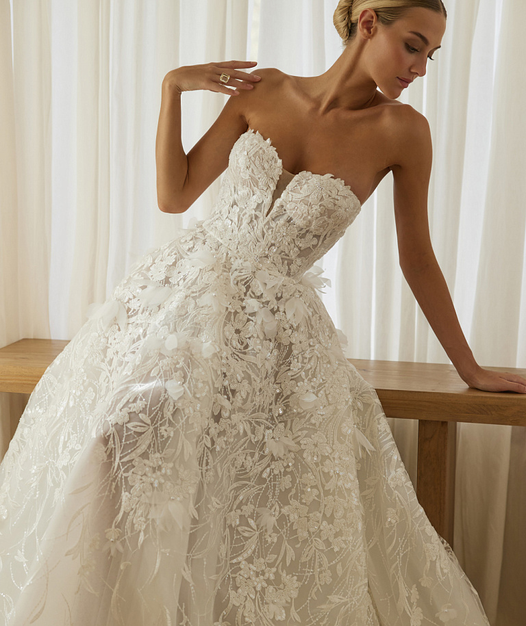 Пышное свадебное платье из роскошного цветочного кружева