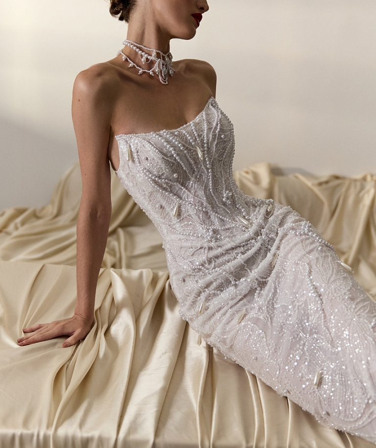 Свадебное платье-русалка из расшитого кружева и декором из жемчуга