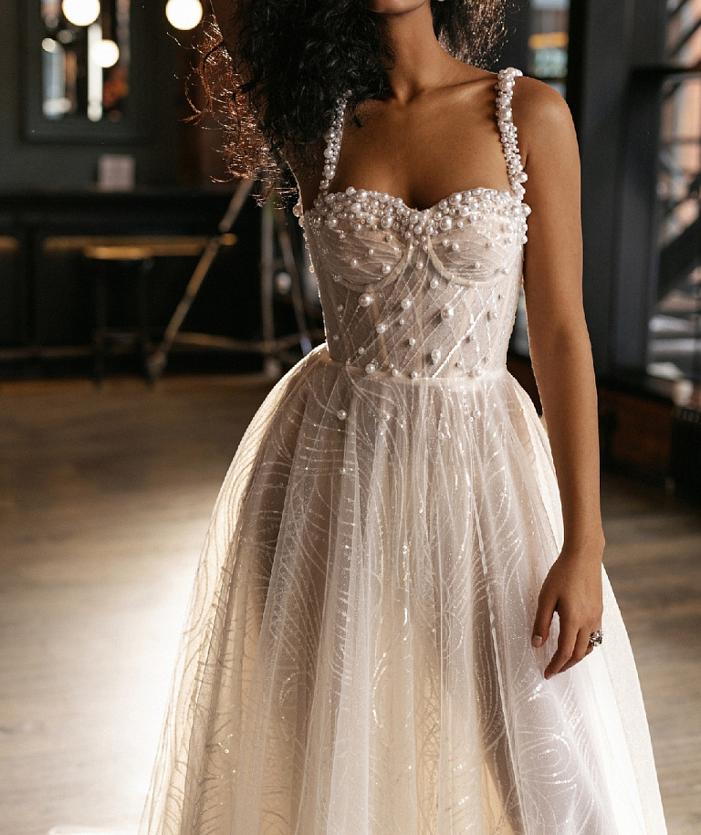 Свадебное платье с крупным жемчугом на корсете