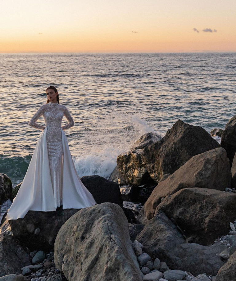 Красивое свадебное платье с ручной вышивкой