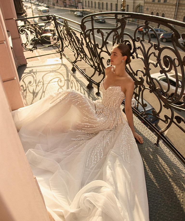 Роскошное свадебное платье с вышивкой