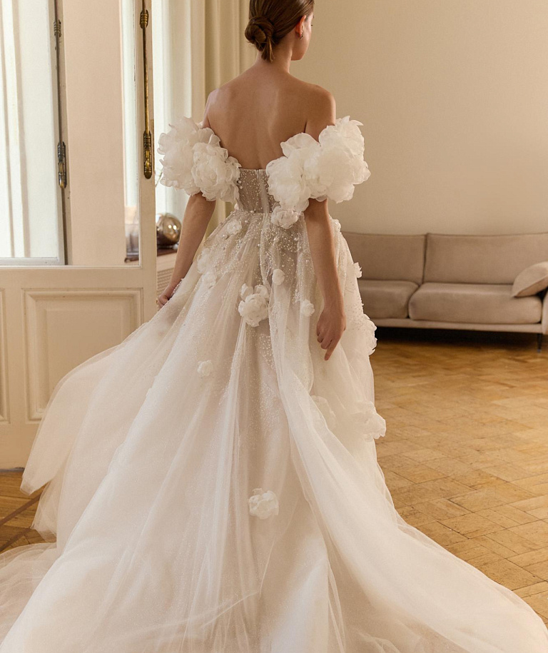 Нежное свадебное платье с декором из 3Д цветов