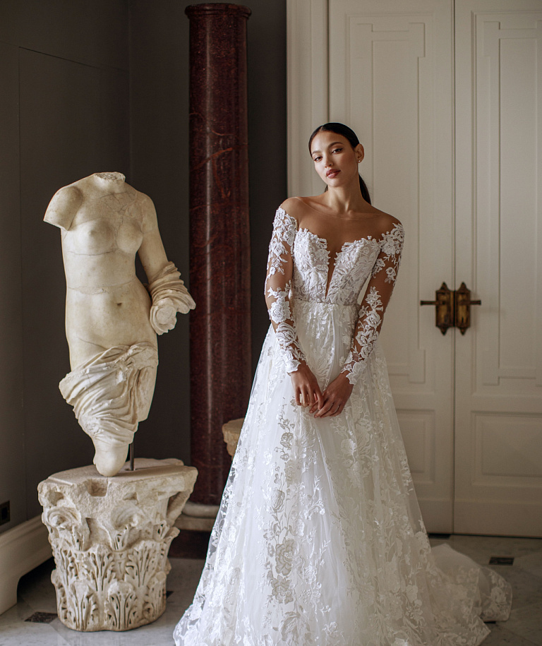 Роскошное кружевное свадебное платье со шлейфом