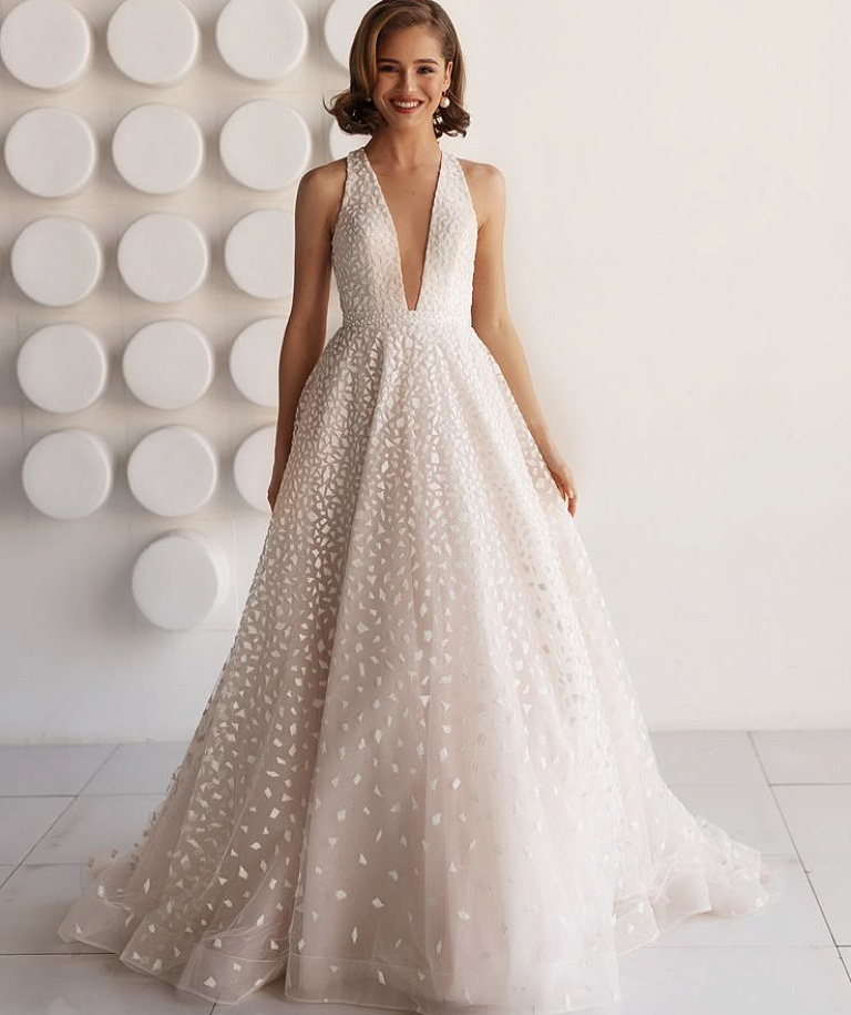 Пудровое свадебное платье с v-вырезом