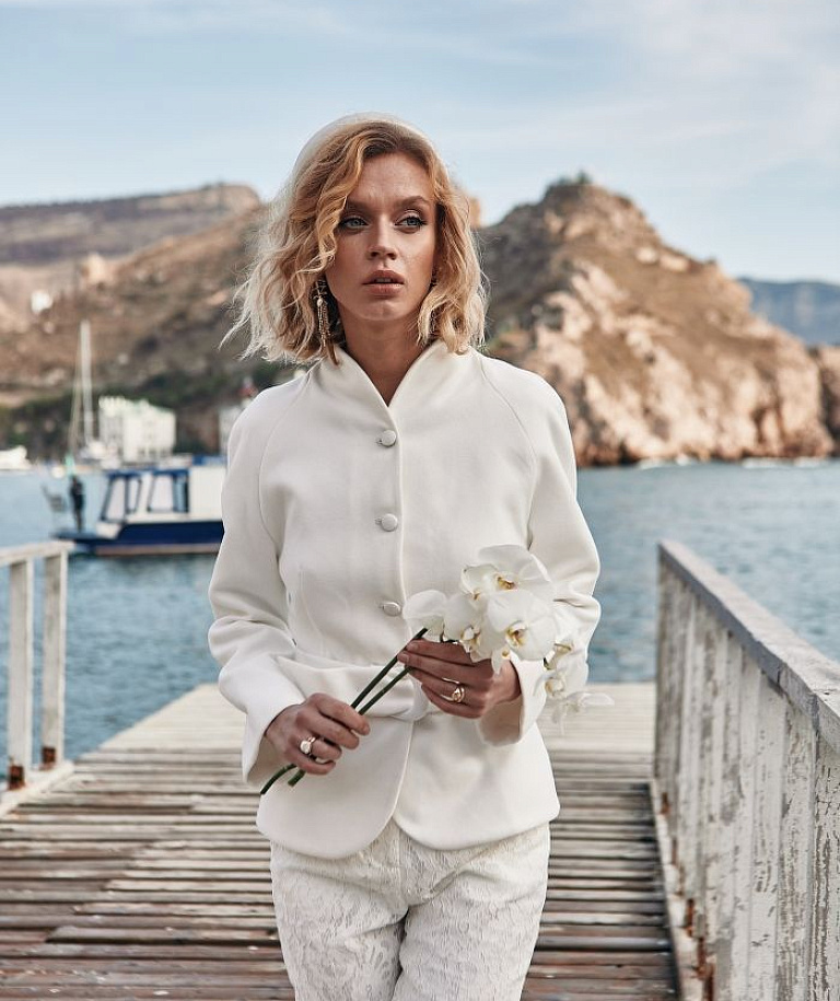 Белый жакет с поясом