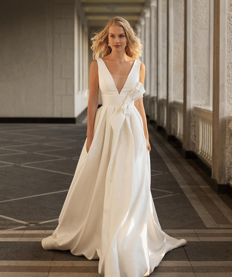 Атласное свадебное платье с бантом