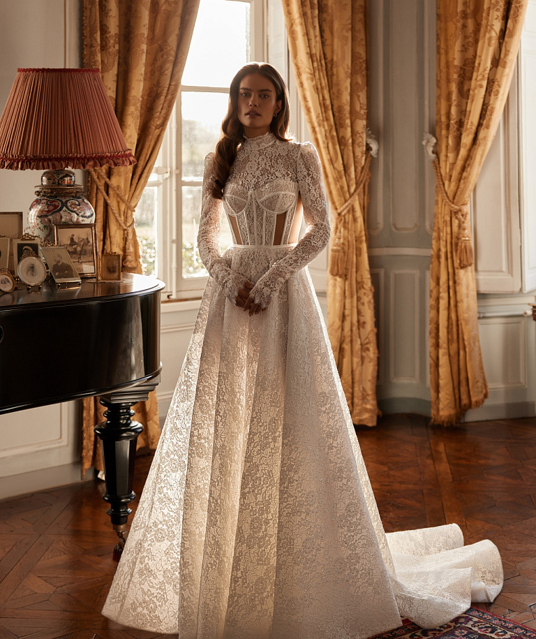 Закрытое кружевное свадебное платье с прозрасными вставками на корсете