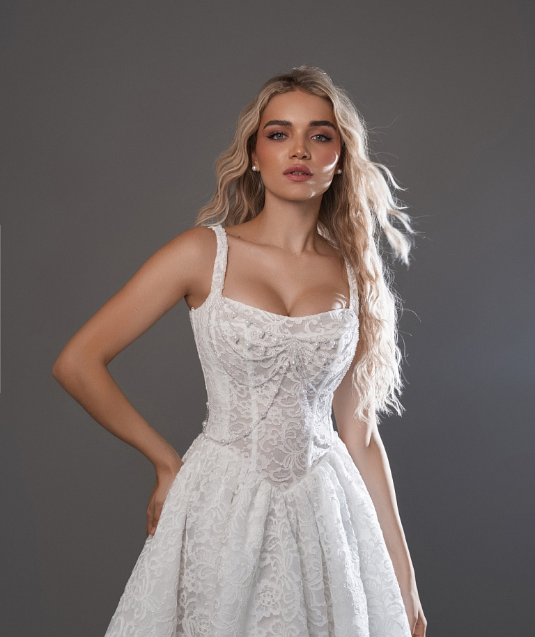 Кружевное свадебное платье с квадратным вырезом