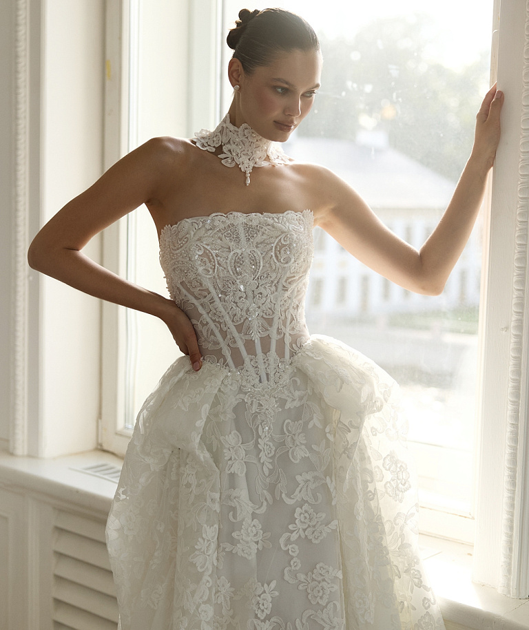 Роскошное кружевное свадебное платье с чокером