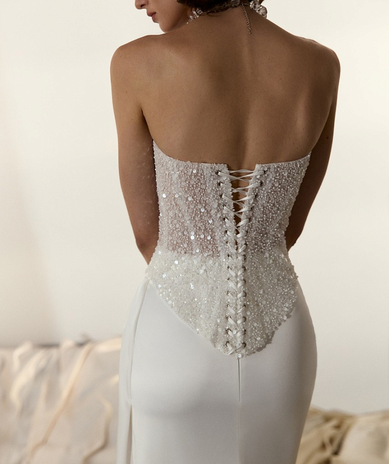 Свадебный комплект с расшитым пайетками корсет и атласной юбкой