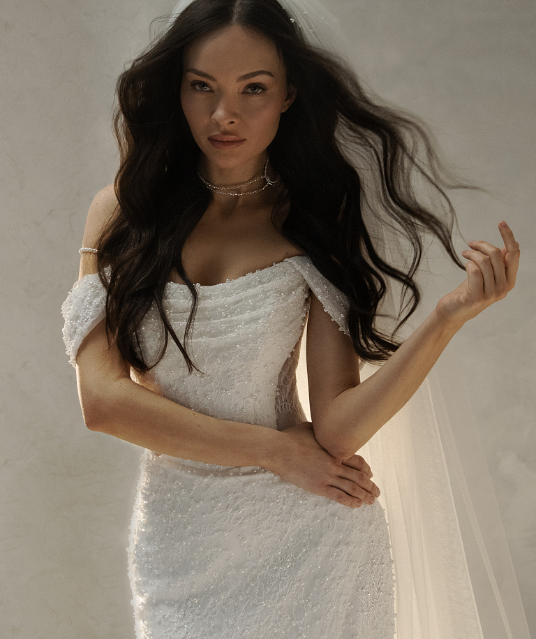 Кружевное платье-русалка с бисером и со съемным шлейфом