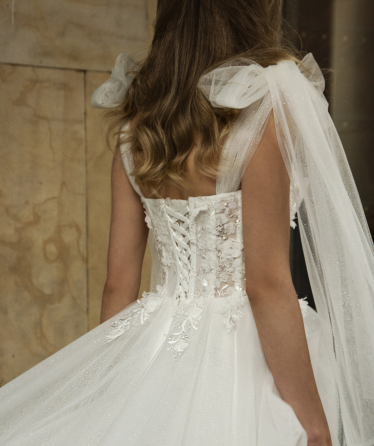 Нежное свадебное платье с бантами на плечах