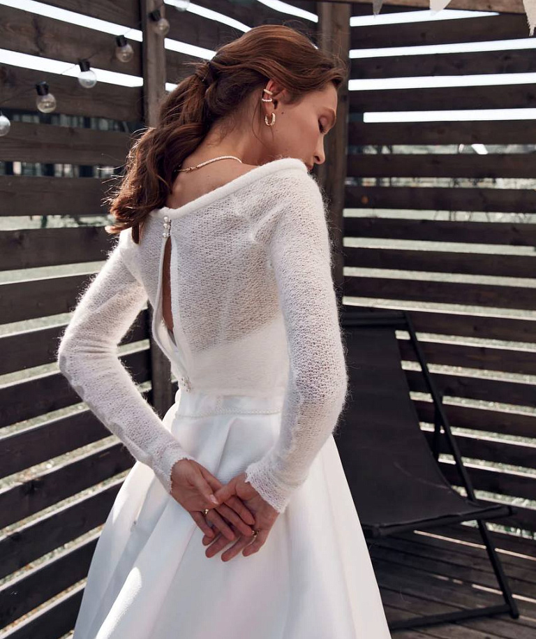 Укороченный шерстяной свитер с жемчужными пуговицами на спинке