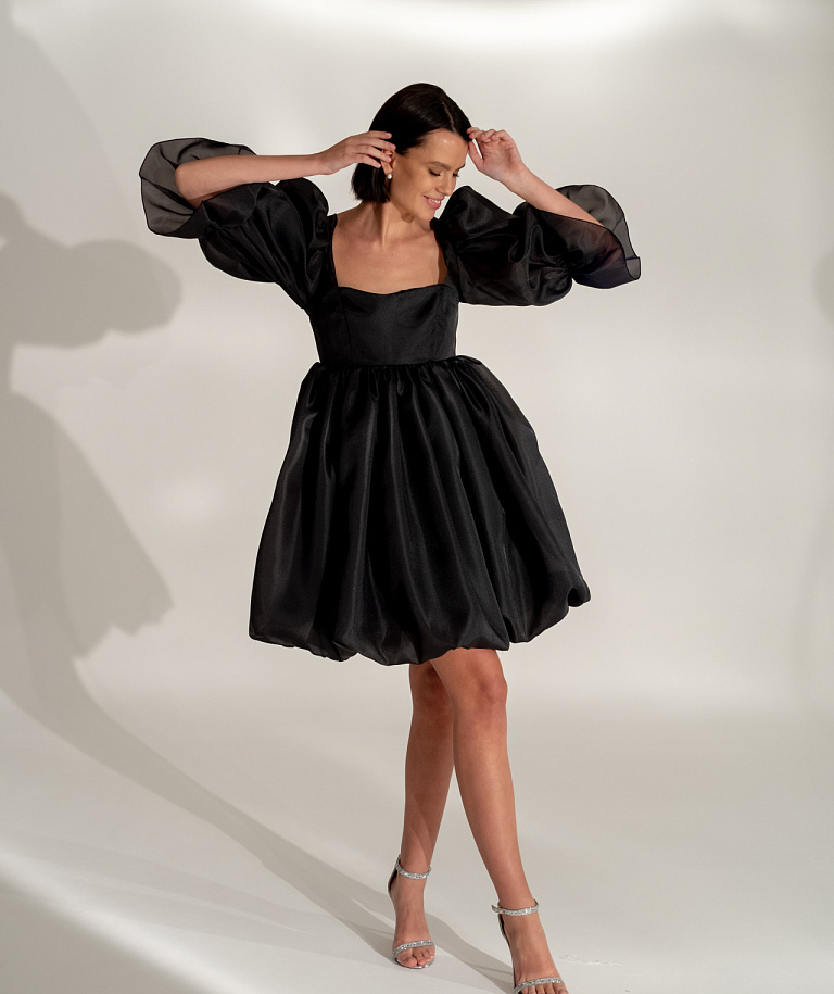 Короткое чёрное платье с объемными рукавами