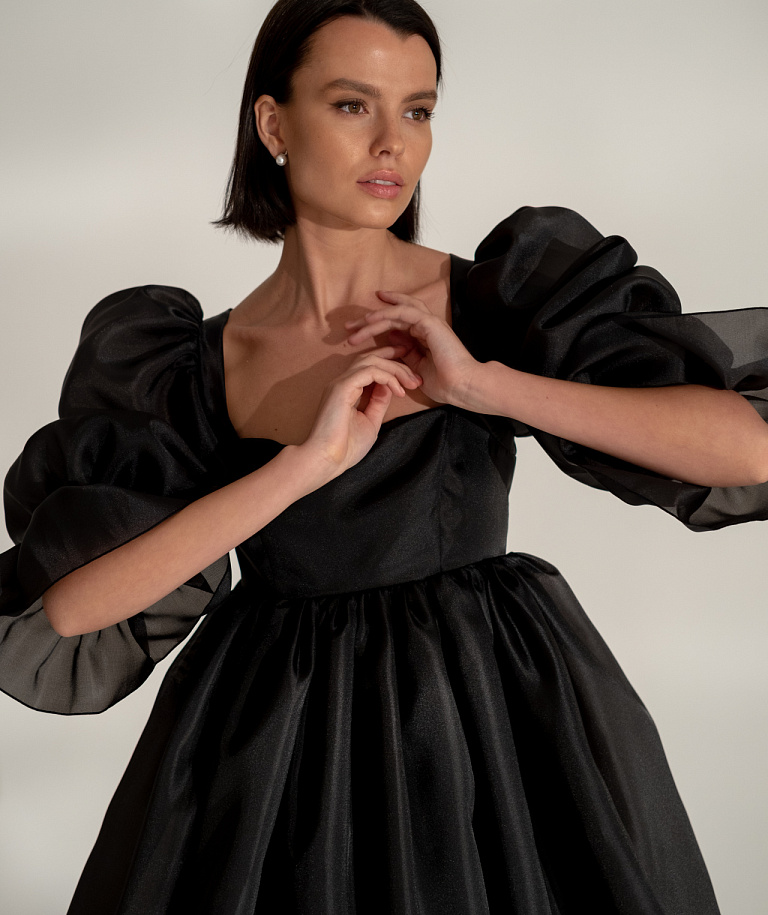 Короткое чёрное платье с объемными рукавами
