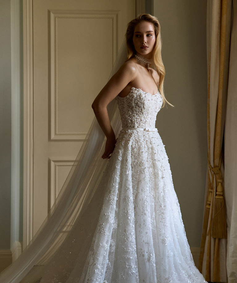 Пышное кружевное свадебное платье с жемчугом 