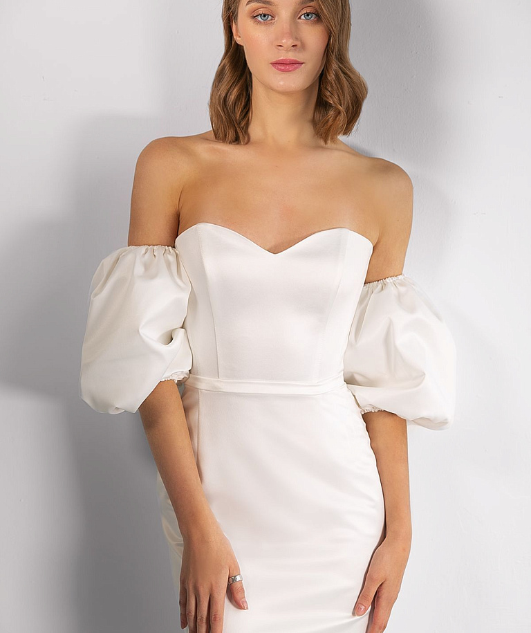 Облегающее атласное свадебное платье