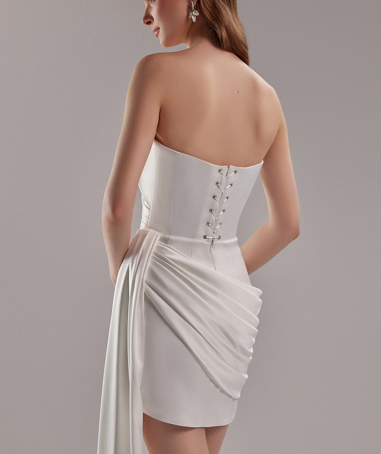 Короткое платье из атласа с декором в виде драпировки