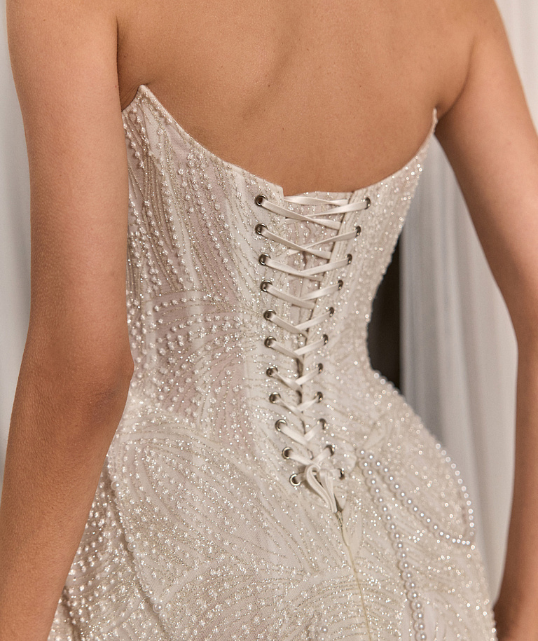 Короткое расшитое платье на корсете с бисером