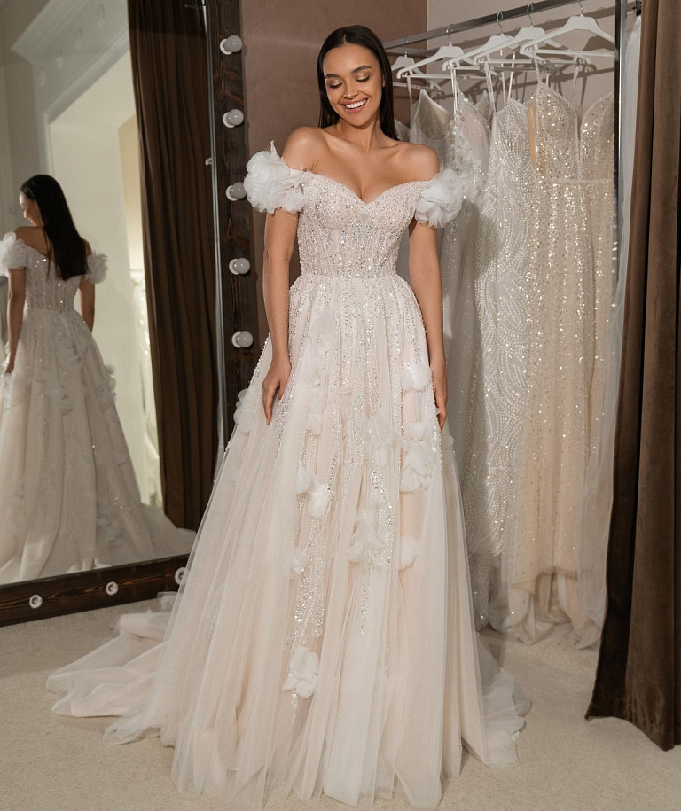 Роскошное свадебное платье с объемными цветами