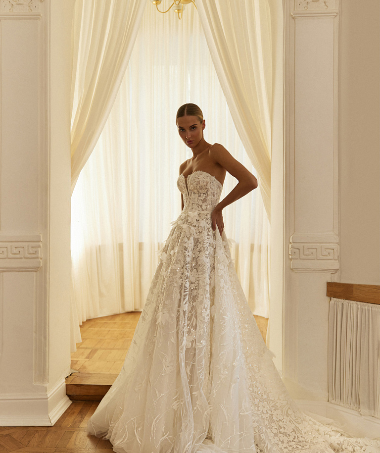 Пышное свадебное платье из роскошного цветочного кружева с болеро