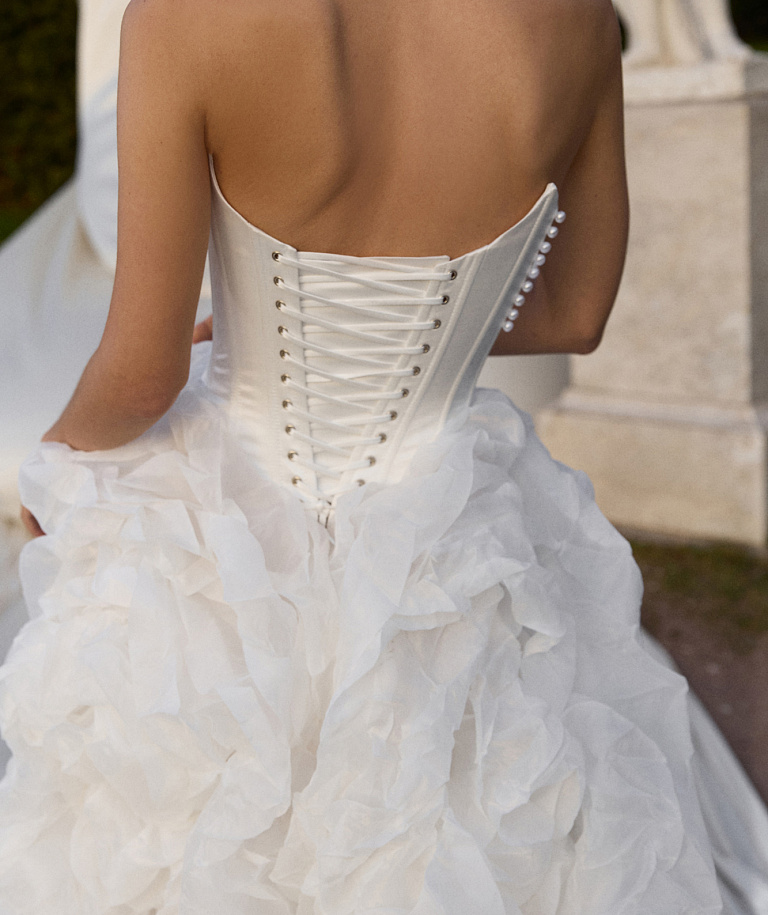 Пышное платье из дизайнерской ткани с атласным корсетом