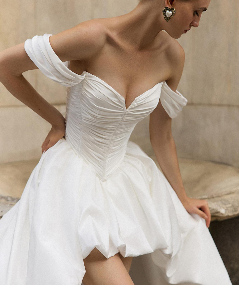 Короткое свадебное платье из тафты со шлейфом