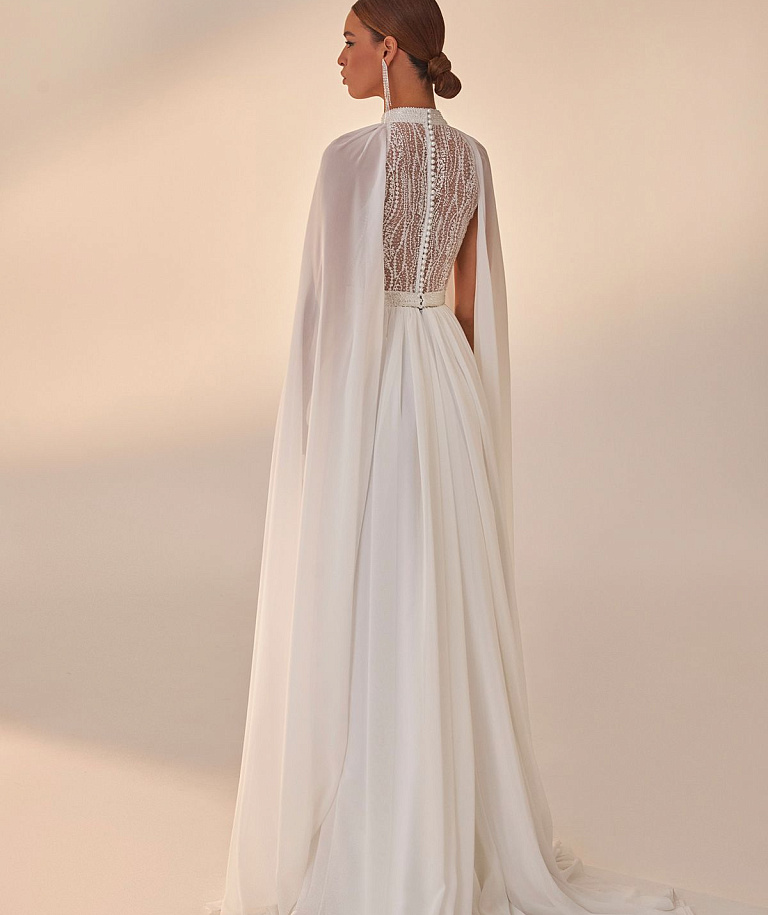 Струящееся свадебное платье с крылышками из шифона