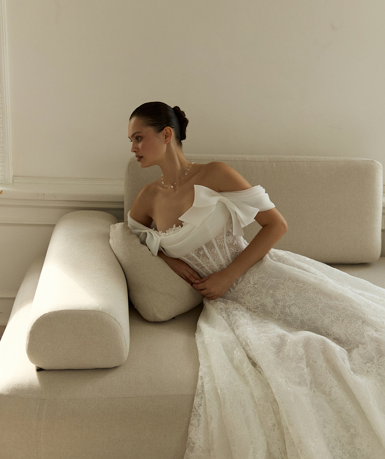 Кружевное свадбеное платье с открытыми плечами