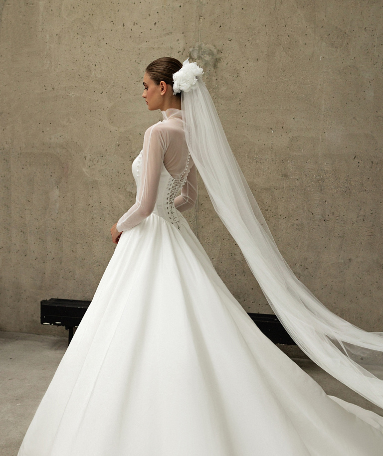 Классическое свадебное платье с прозрачным болеро