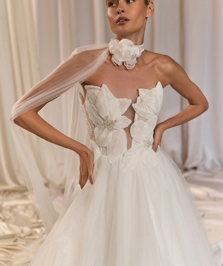 Эффектное свадебное платье с декором в виде цветов с жемчугом
