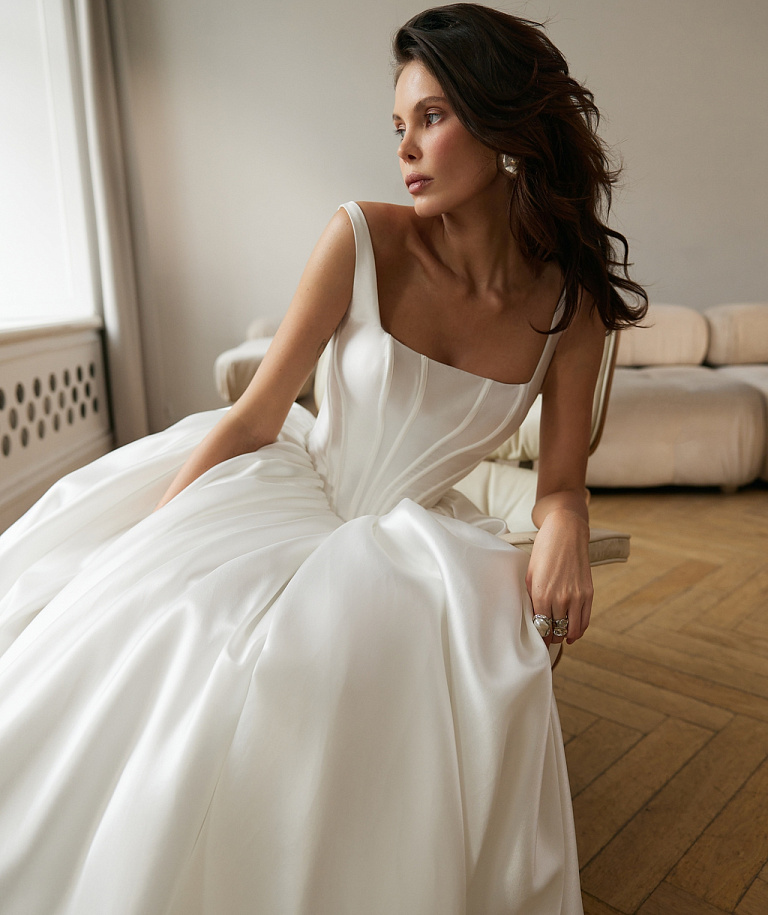 Пышное атласное свадебное платье в стиле принцесса