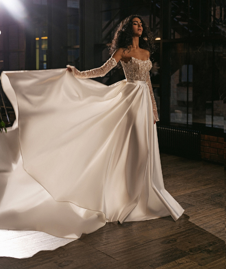 Свадебное платье мини со съемной атласной юбкой