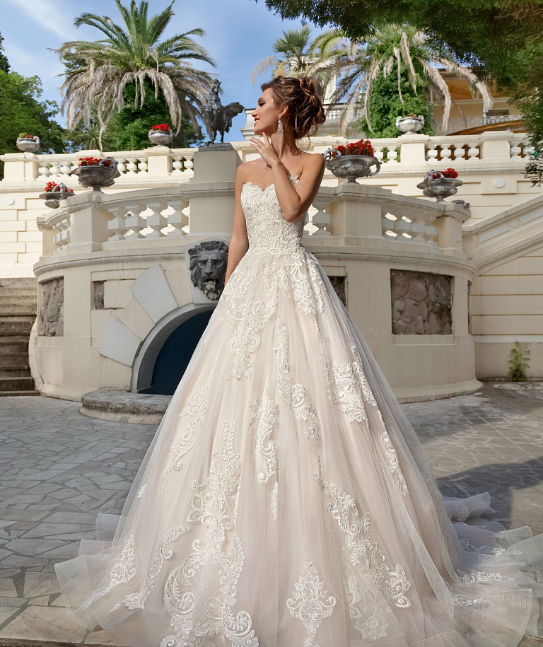 Платье принцесса в авторском переливающемся кружеве