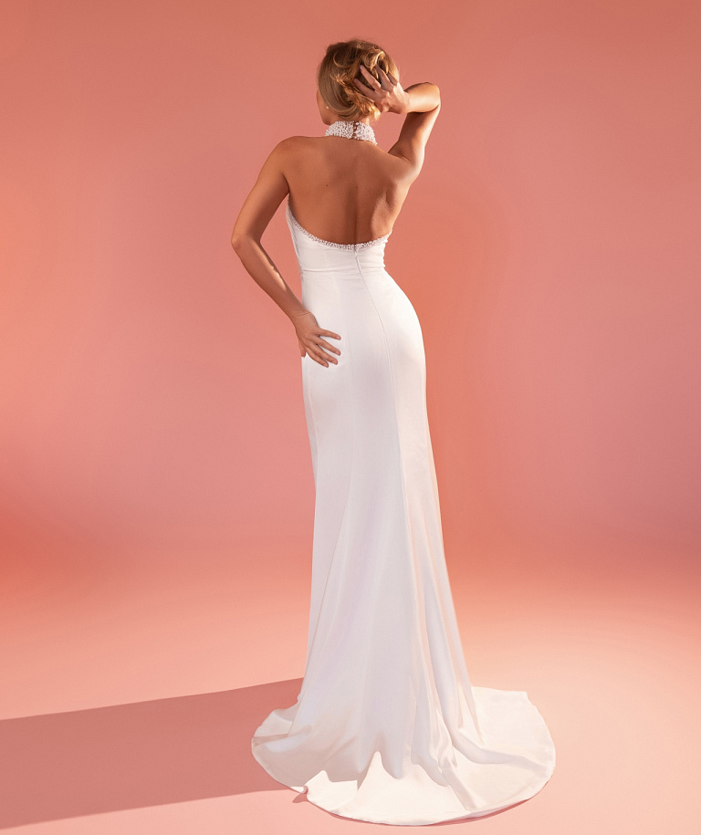 Стильное свадебное платье из атласа, декорированное жемчугом