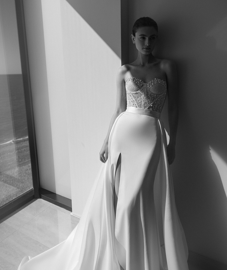 Свадебное платье с атласной юбкой и жемчужным корсетом