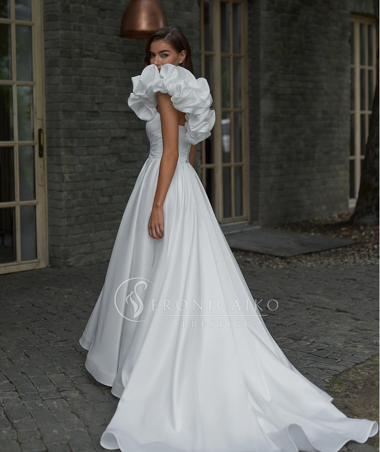 Красивое свадебное платье с буфом на плече