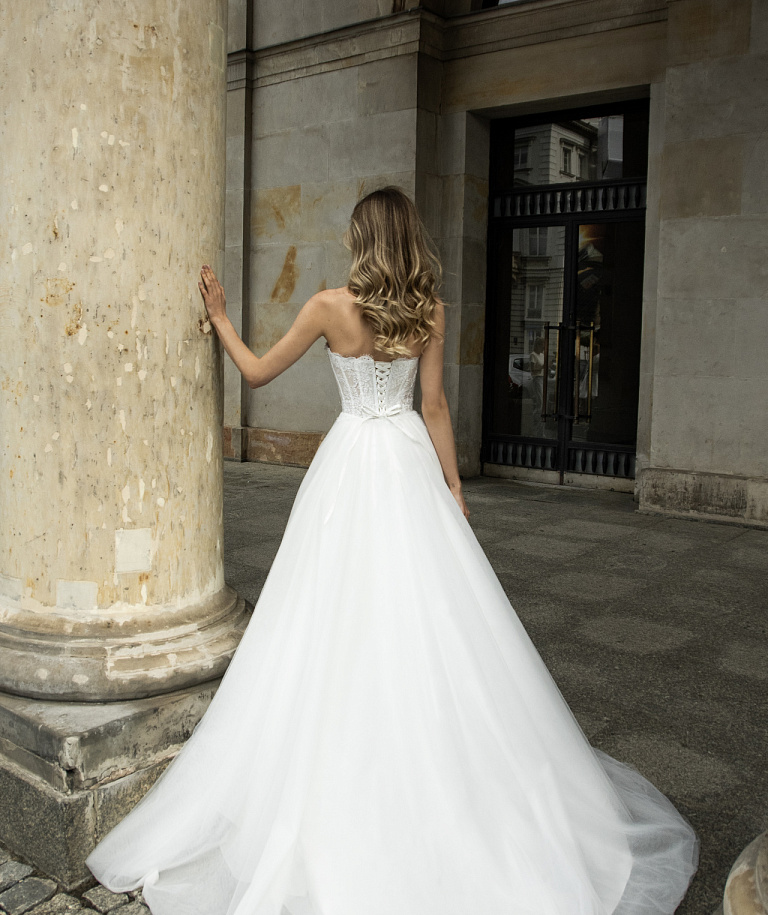 Свадебное платье с декольте в форме сердца