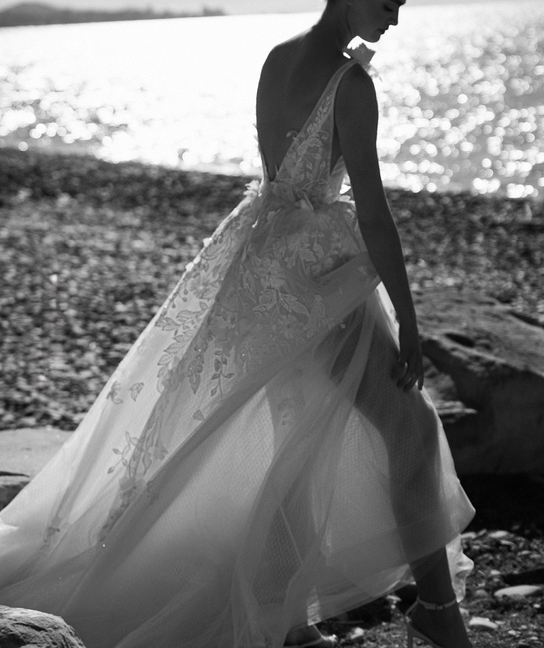 Кружевное свадебное платье с глубоким вырезом