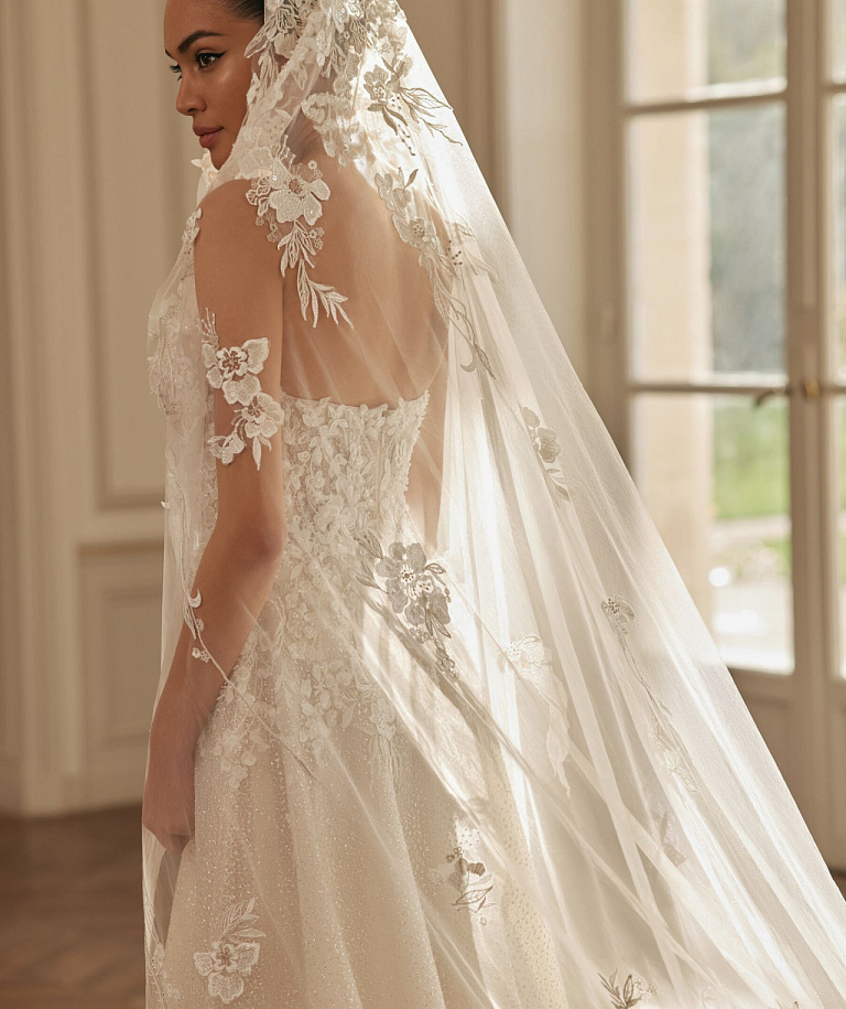 Красивая фата с расшитым кружевом на голове