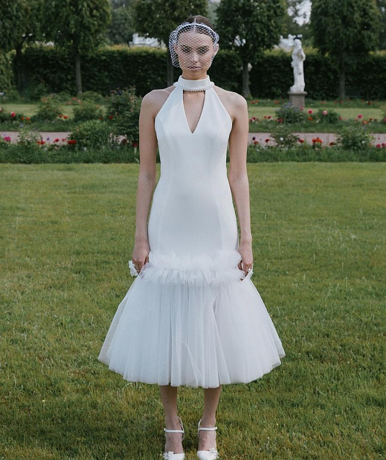 Облегающее свадебное платье с юбкой расклешенной ниже бедер