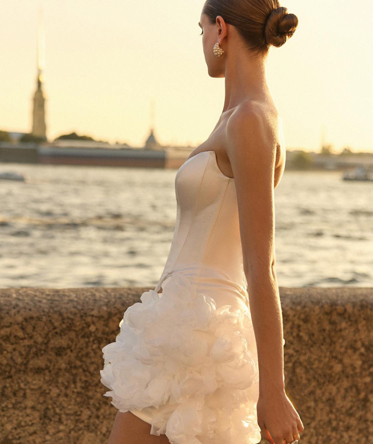 Свадебное платье мини с цветочной юбкой